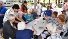 grupo de ancianos reunidos el día del alzheimer