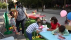 diferentes niños jugando o pintando en el parking day