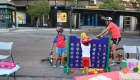 2 niños jugando con un 4 en raya grande en el Parking Day