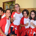 niños posando en el colegio Maria Inmaculada en el proyecto "siembra futuros"