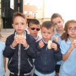 Niños posando con el almuerzo en el proyecto "siembra futuros"