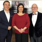 La alcaldesa entregó el premio Onda Cero a Roberto Brasero