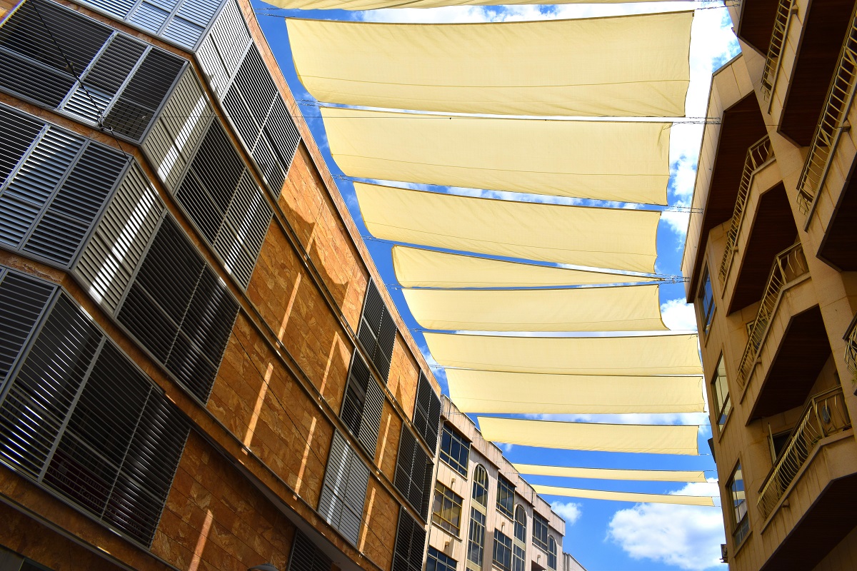 El nuevo entoldado comienza a cubrir el cielo de calle Aduana