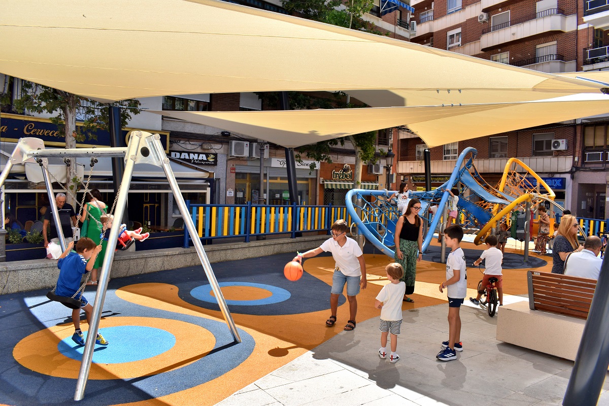 Nuovo spazio d’incontro nel parco giochi per bambini di Plaza del Ayuntamiento