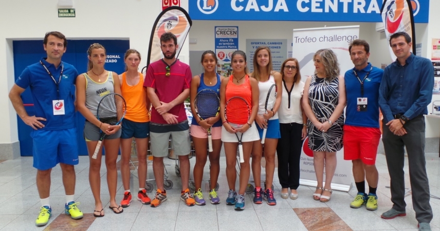 Raquetazos solidarios de Uniuso Tennis y E.Leclerc con donación de alimentos al Centro de Transeúntes